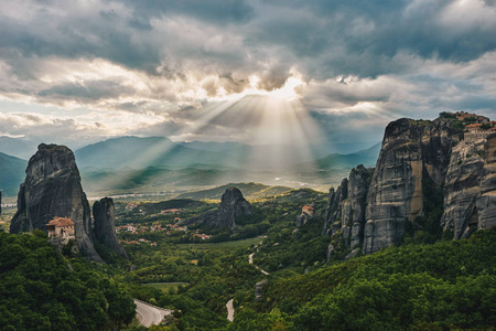 米特奥拉，希腊米特奥拉岩石景观的日落