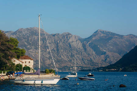 帆船上，在古代的 Perast 镇的科托尔湾，Monteneg