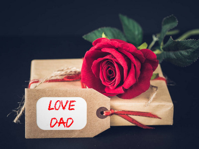 父亲节的概念。爱爸爸消息与黑色背景上的红玫瑰