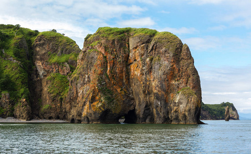 岩石洞穴与石窟太平洋阿瓦恰湾。堪察加半岛海岸