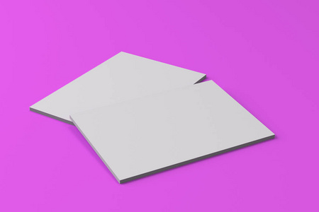 紫罗兰色的背景上的两个空白白色封闭的宣传册模拟