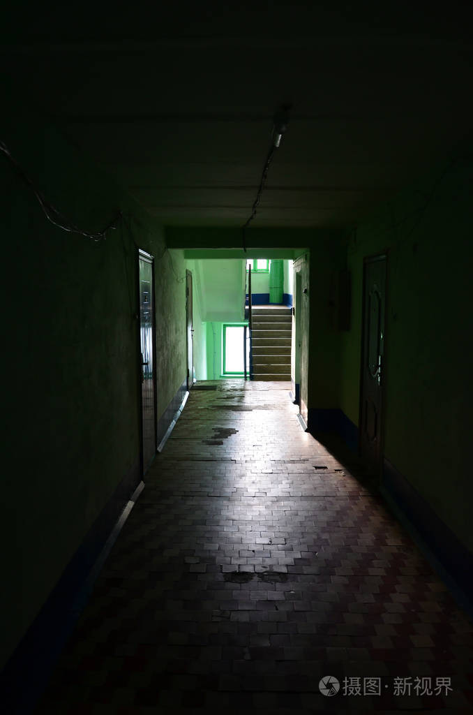 被忽视的公共建筑的阴暗走廊