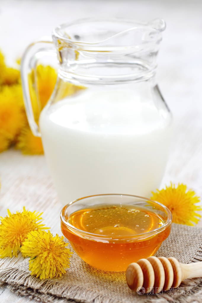 在玻璃碗和牛奶花蜂蜜