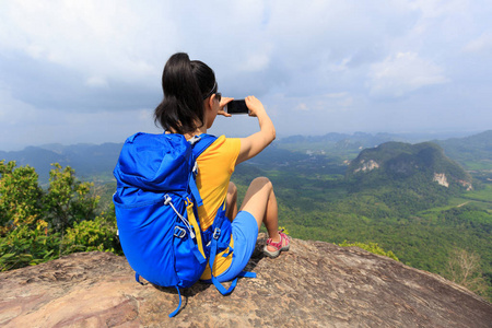 女人的徒步旅行者拍照用的手机