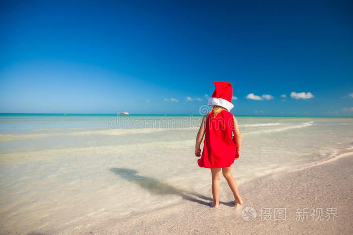 红帽圣诞老人可爱小女孩背影