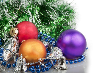 三个有蓝珠绿花环和银色的圣诞球