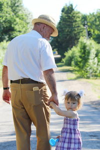 爷爷和孙女在路上