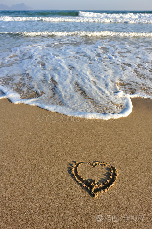 海滩上画的心形