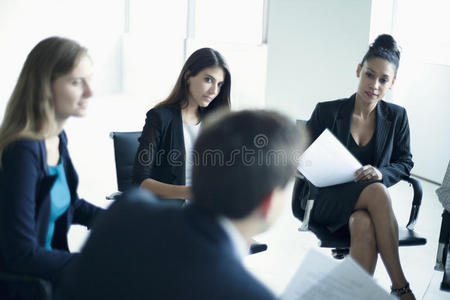 商务人士坐在商务会议上
