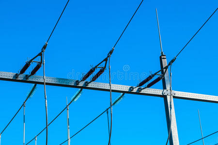 晴朗蓝天下的电线塔详图