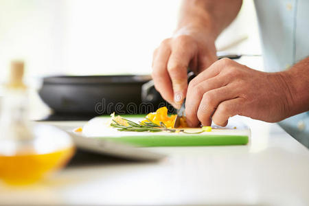 准备膳食原料的人特写镜头