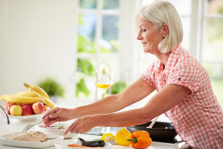 中年妇女在厨房做饭