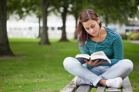 内容随意的学生坐在板凳上看书