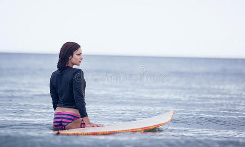 水中冲浪板女子的后视图