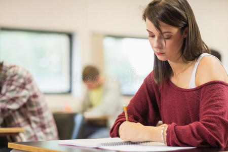 学生在教室里写笔记