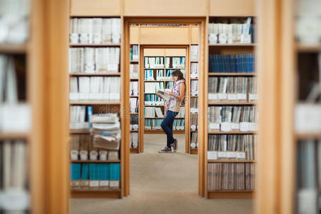 女学生在图书馆看书侧视图