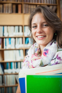图书馆书架前微笑的女学生