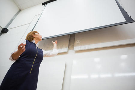 演讲厅带投影屏的女教师图片