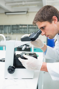 实验室用显微镜的科研人员图片