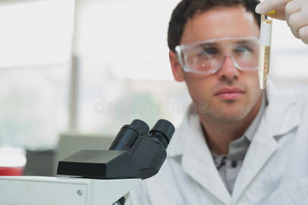 科研人员在实验室用显微镜观察试管