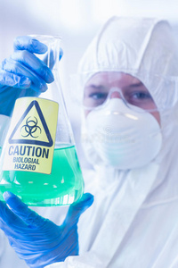 科学家穿着防护服，瓶子里装着危险化学品