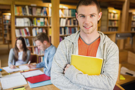 图书馆里有其他背景的男学生