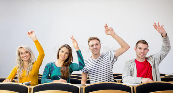 大学生在教室里举手