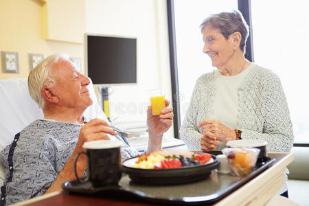 男病人吃午饭，老两口在病房