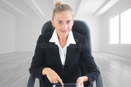 坐在转椅上的女商人与平板电脑的合成图像