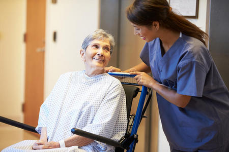 护士推轮椅的老年女病人