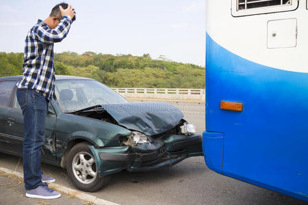 司机在ROA上发生交通事故后看着车