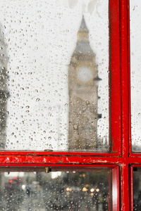 大本钟和红色电话车厢。雨天