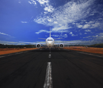 在美丽蓝天白云的机场跑道上运行的客机，用于运输和旅行