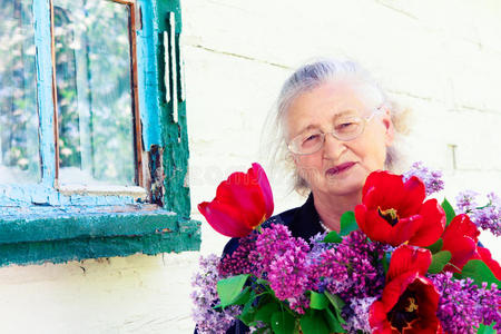 一位带花的老妇人的画像