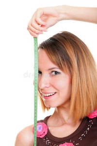 年轻漂亮的白种女人用iso卷尺测量她的身体