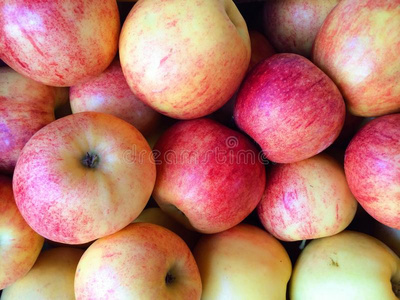 水果架上篮子里的苹果