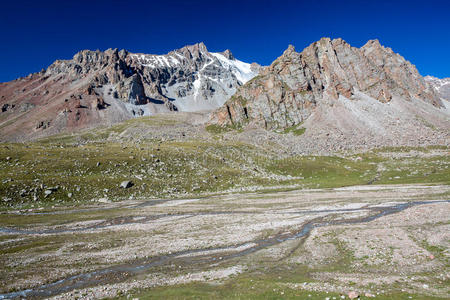 山河。天山