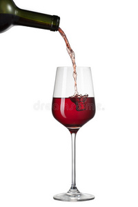 红酒倒进玻璃杯，白色隔离