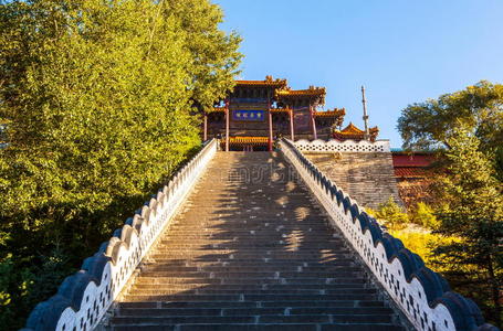 五台山场景。仰望佛陀顶菩萨顶寺。