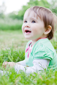 草地上可爱的小女孩。