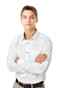 穿着白衬衫站着的快乐微笑的年轻人的画像
