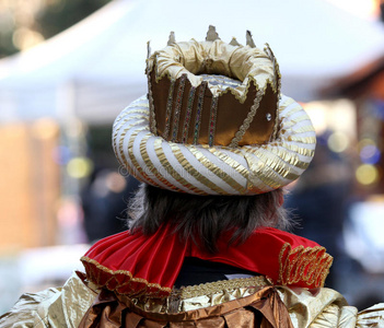 皇帝的王冠和中世纪的礼服