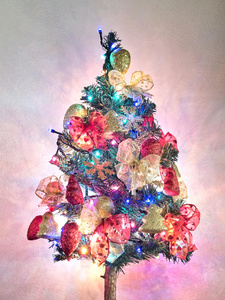 带花环和灯的圣诞树图片