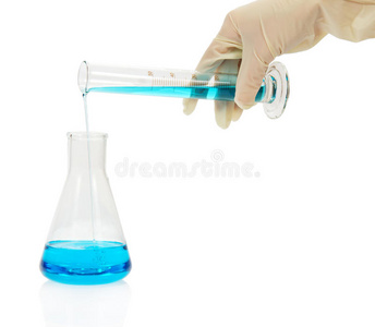 手握化学品蓝色液体试管