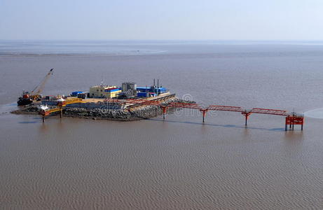 石油从上面流入大海。