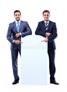 两个面带微笑的商人展示空白招牌