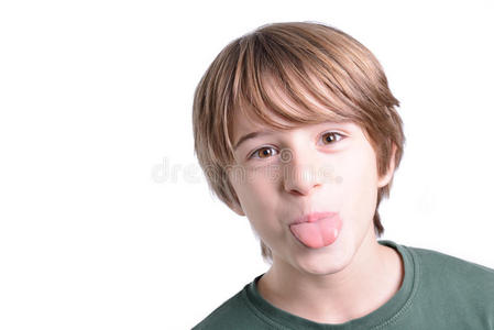 孩子吐舌头照片