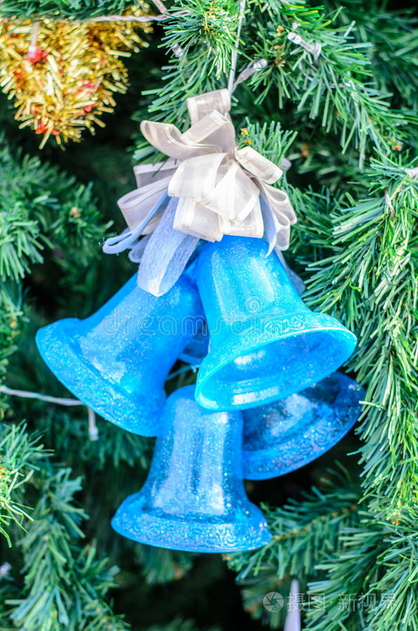 带圣诞装饰的蓝色铃铛