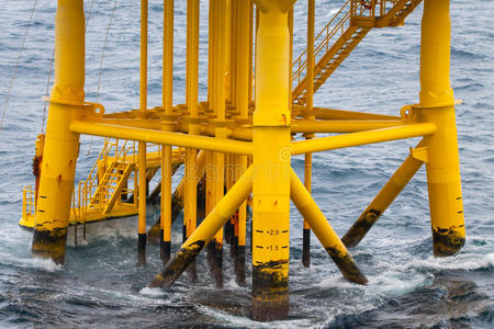 海洋平台油气生产缝图片