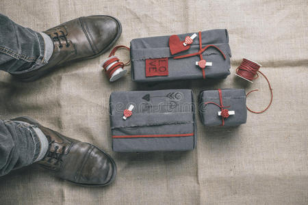 男士靴子配情人节礼物盒。时髦的装饰品。
